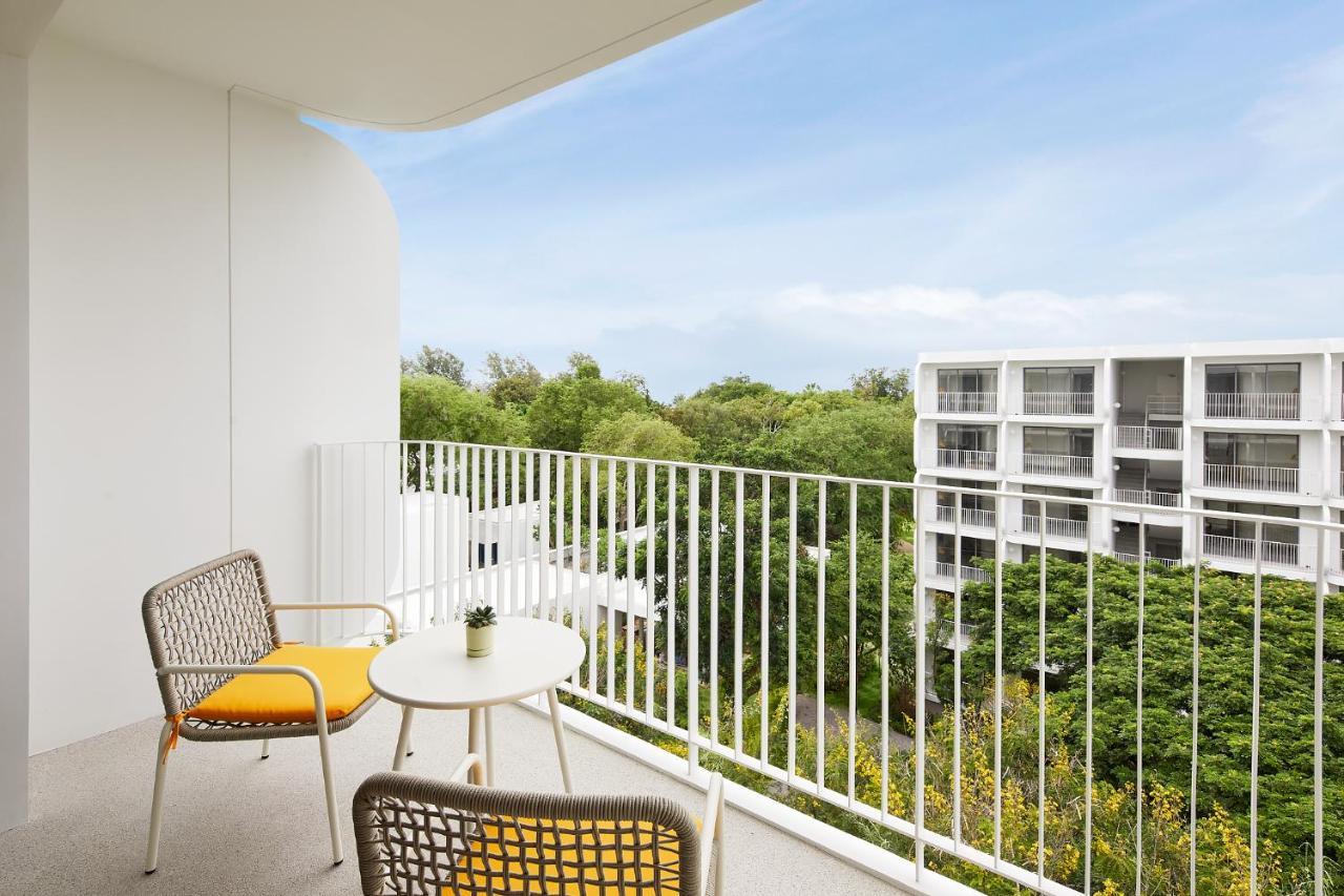 The Standard, Hua Hin Hotel Bagian luar foto Balcony of a hotel room