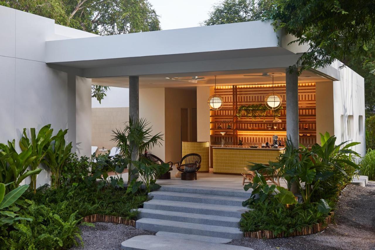 The Standard, Hua Hin Hotel Bagian luar foto The bar at the 21 Club